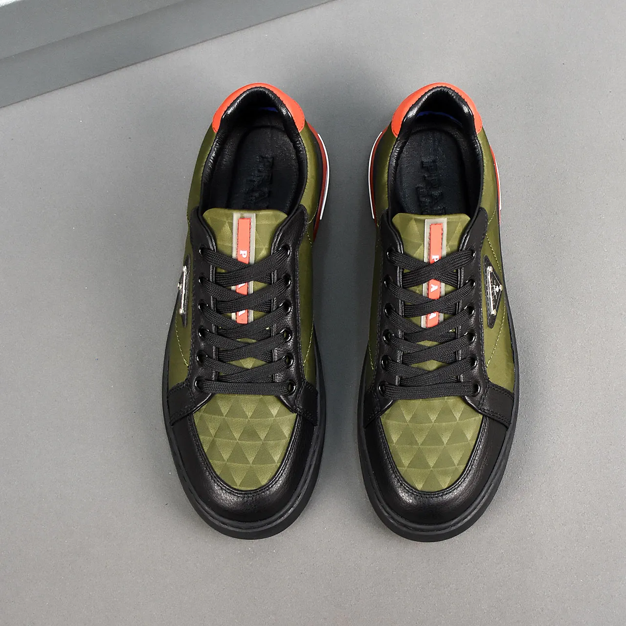 PP420🍄🍄🍄【Prada·PRADA】set off the audience! An international brand that is constantly innovating. This men's casual shoe is the original version. It is made of cowhide leather at a ratio of one to one at the store. It has leather feet and rubber non-slip outsole. It is breathable and comfortable. Quality speaks for itself. 👄38-44